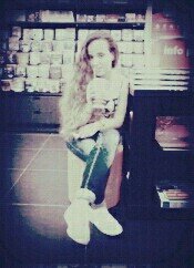PROUD GREEK DIRECTIONER!οι ε3ετασεις ειναι η εκδικηση των καθηγητων...μας βαζουν 300σελ ενω 3ερου πως ΔΝ βγαινουν σε 1βραδυ...απλα δν τν παλεβω...