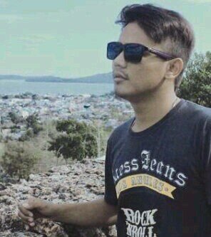 Janganlah terlalu jujur jd org MUNAFIKLAH sedikit... Karena orang JUJUR itu hanya ada dalam KOMIC ♠