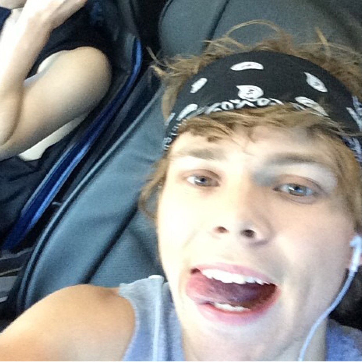 Help us for 5sos dms