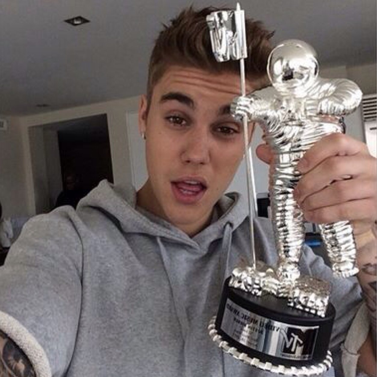 Let's make the world better, together. Download @shots and tell a friend too. JUSTIN FOLLOW ME PLEASE...