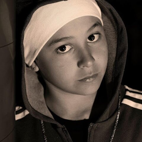 I'm Just a regular girl  Wanna be successful in life like other people. I love 1D BarsAndMelody!B.A.M!LEONDRE DEVRIES!CHARLIE LENEHAN!Follow4Follow
