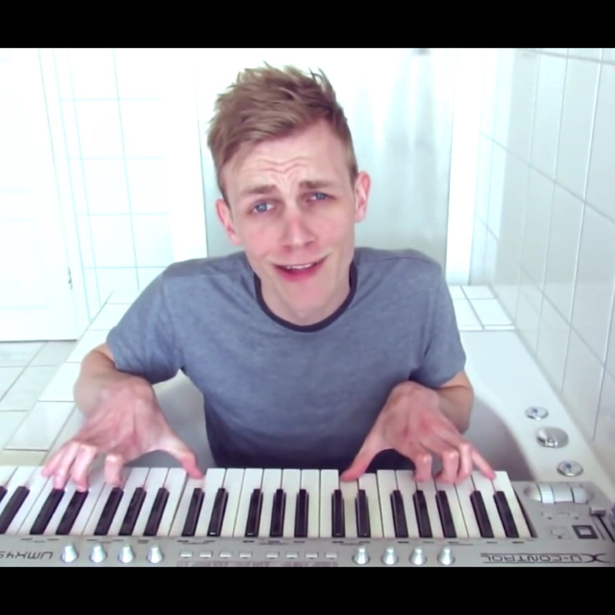 Ik doe me best om de meest grappige YT gezichten te vinden! (Van de gene waar ik op ben geaboneerd) heb jij een grappige foto? Zeg dat even! Dan volg ik je ff..