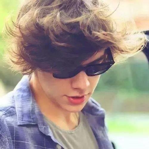 tengo pelo castaño oscuro ojos cafe linda personalidad alegre linda sonrisa  y soy directioner