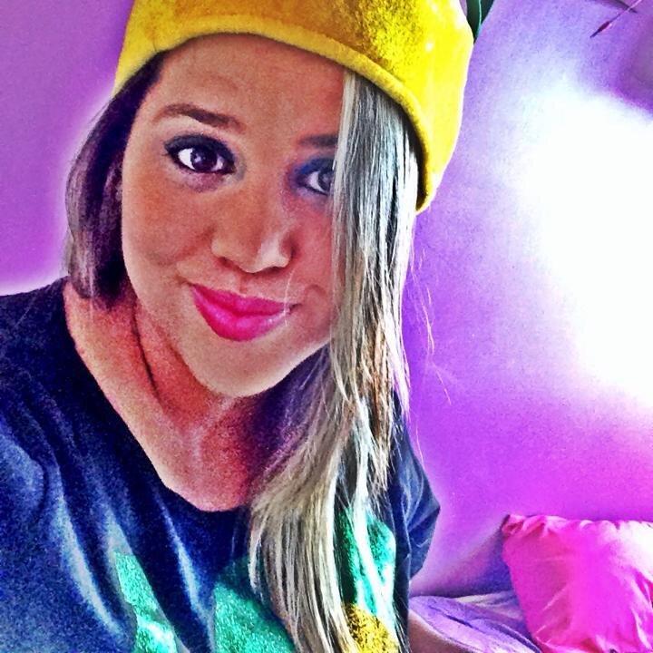 Um tanto curiosa,amante da moda. Sempre de bom astral, é daquelas que adora festa. Apaixonada pela vida (:                 
instagram: sagontijo