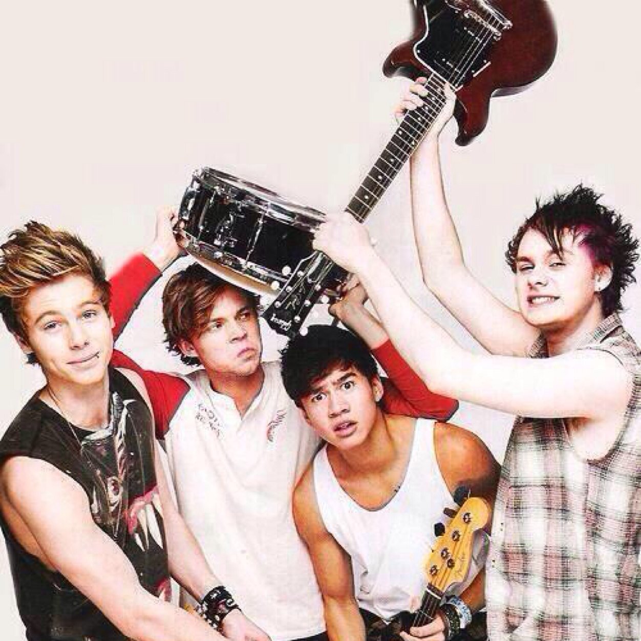 ☮ •hii cutie, could you please follow @soto_allie it would mean a lot (if you already follow me there thank you ily)• ☮