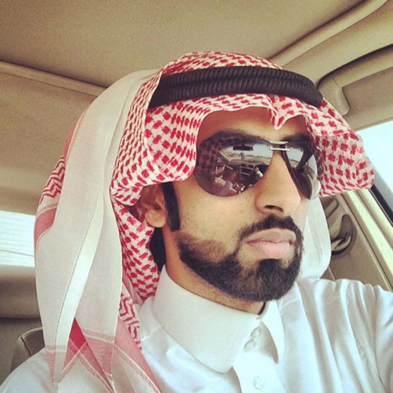قالو تميمي قلت عز طاريه هذي قبيلتي وعزوتي وتاج راسي ...مشجع لنادي الشباب السعودي ( فخر الوطن )قاااااااادح بلا شك ❤️