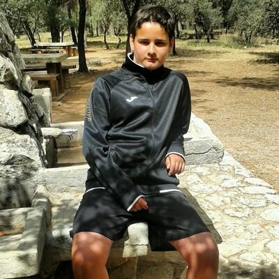 Hola amigos de twitter me gusta estar con mis amigosy escuchar musica