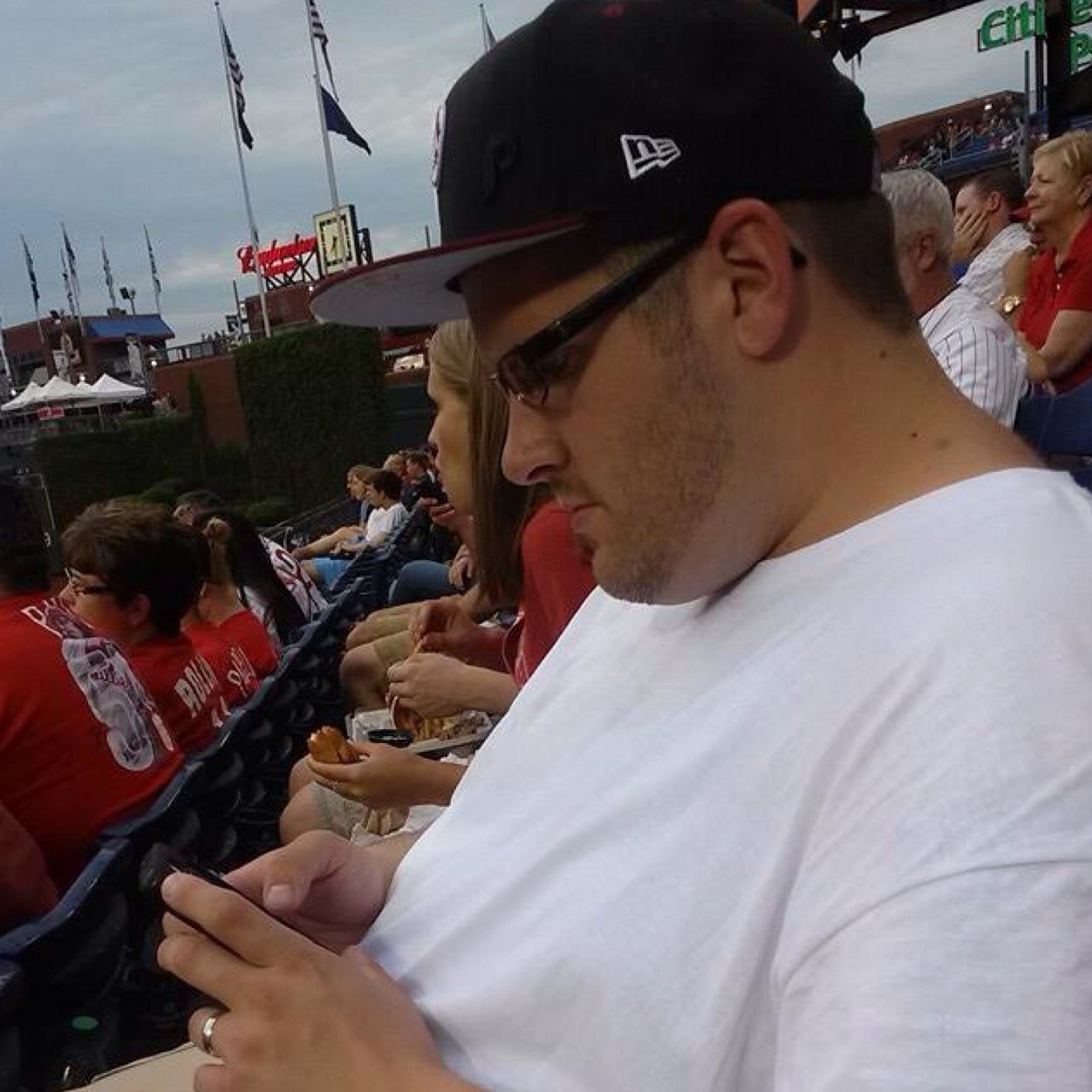 R3p3lla's profile picture. to this day I can not believe I have been blessed with two beautiful daughters and an amazing wife.