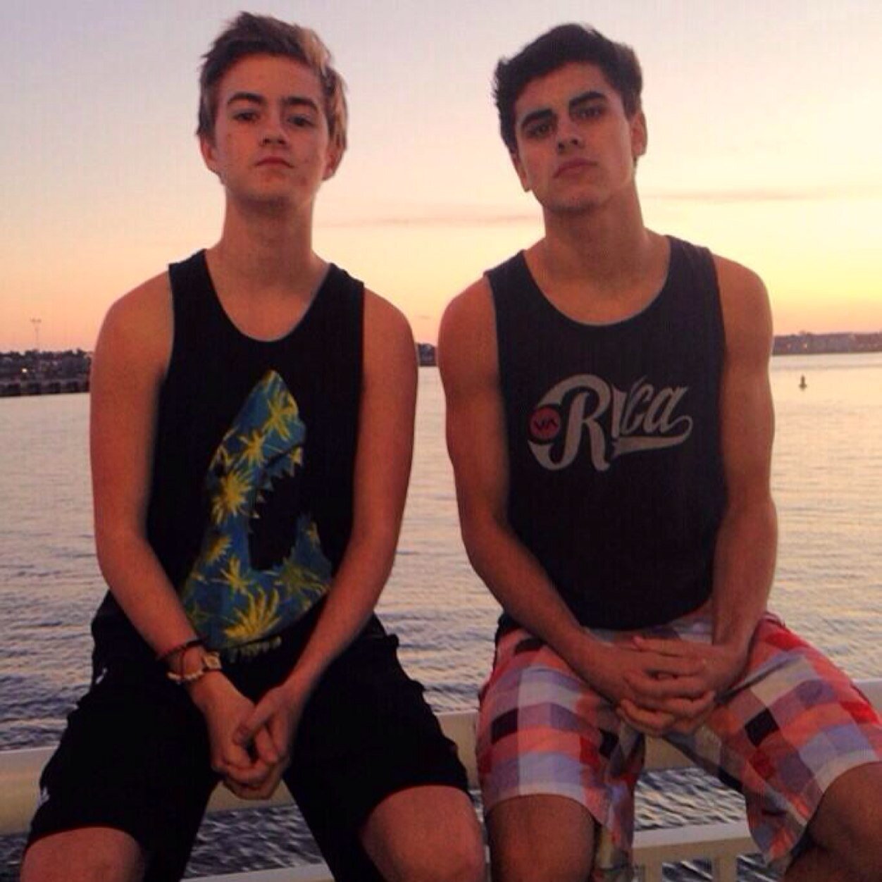 FOLLOW @moneymahogany
