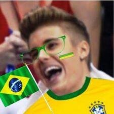 jblixosa's profile picture. [mama’s voices] oi doutor a minha filha começou a se esfregar no computador dizendo Justin me fode tem cura? é grave?!