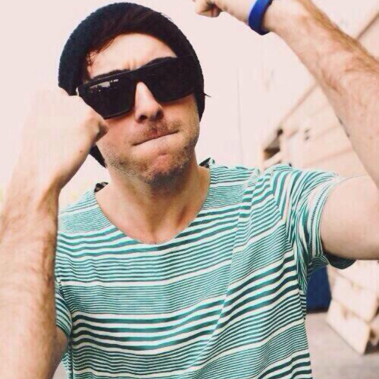 free follow from @sxngmetosieep because you're awesome :-) follow me back on there if you wanna, love you lots!!!