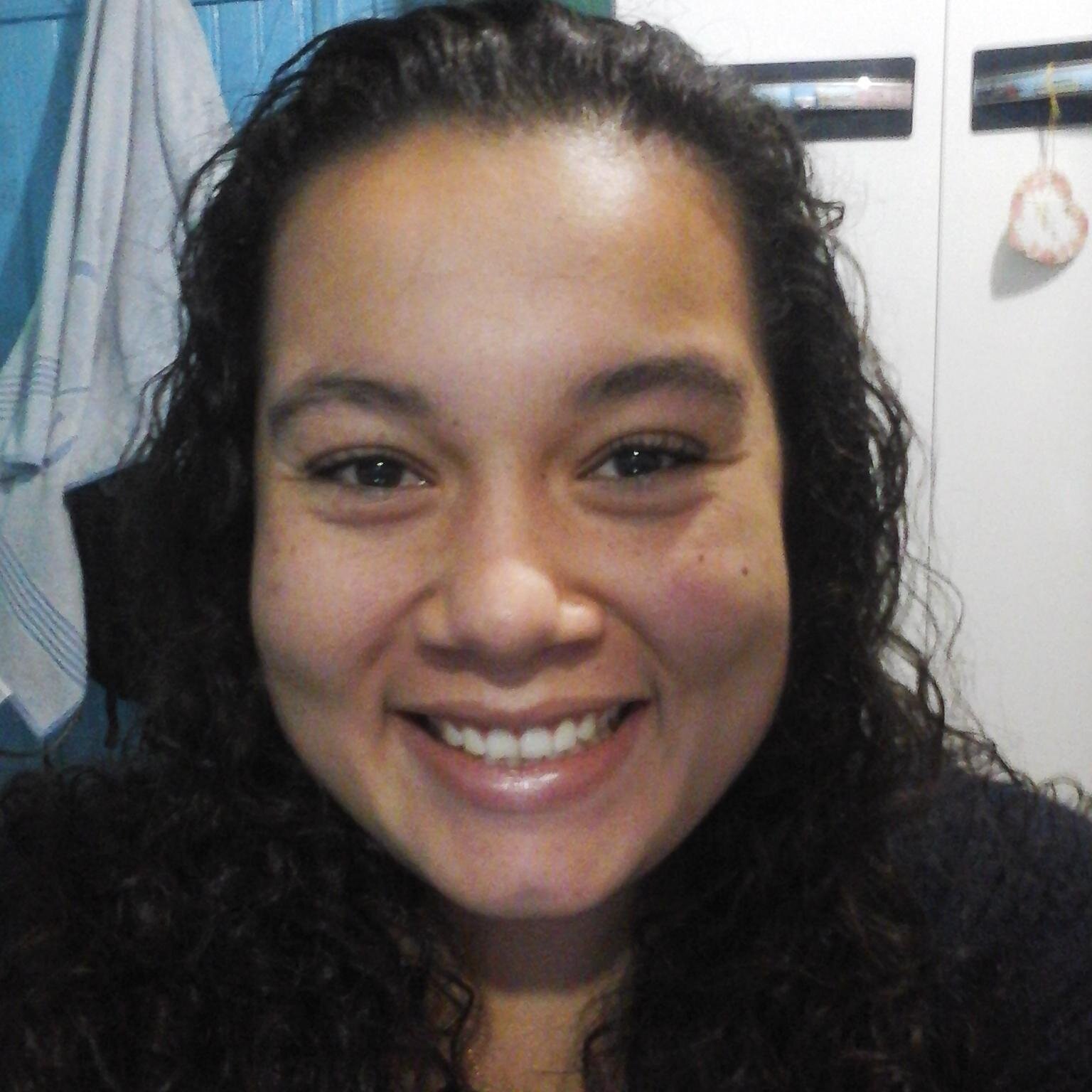 Bom, como fui eu que fiz o perfil, tomei a liberdade de também escrever a bio da Poli, te amo gostosa/ @nemliga_Amanda