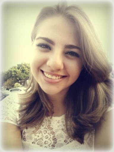 oooieeee :) namorando 3 super feliiz:) sou chata pra caramba :) mas quem me conhece nao me abandona ... estranho néh ?? e aii segue q eu sdv :)