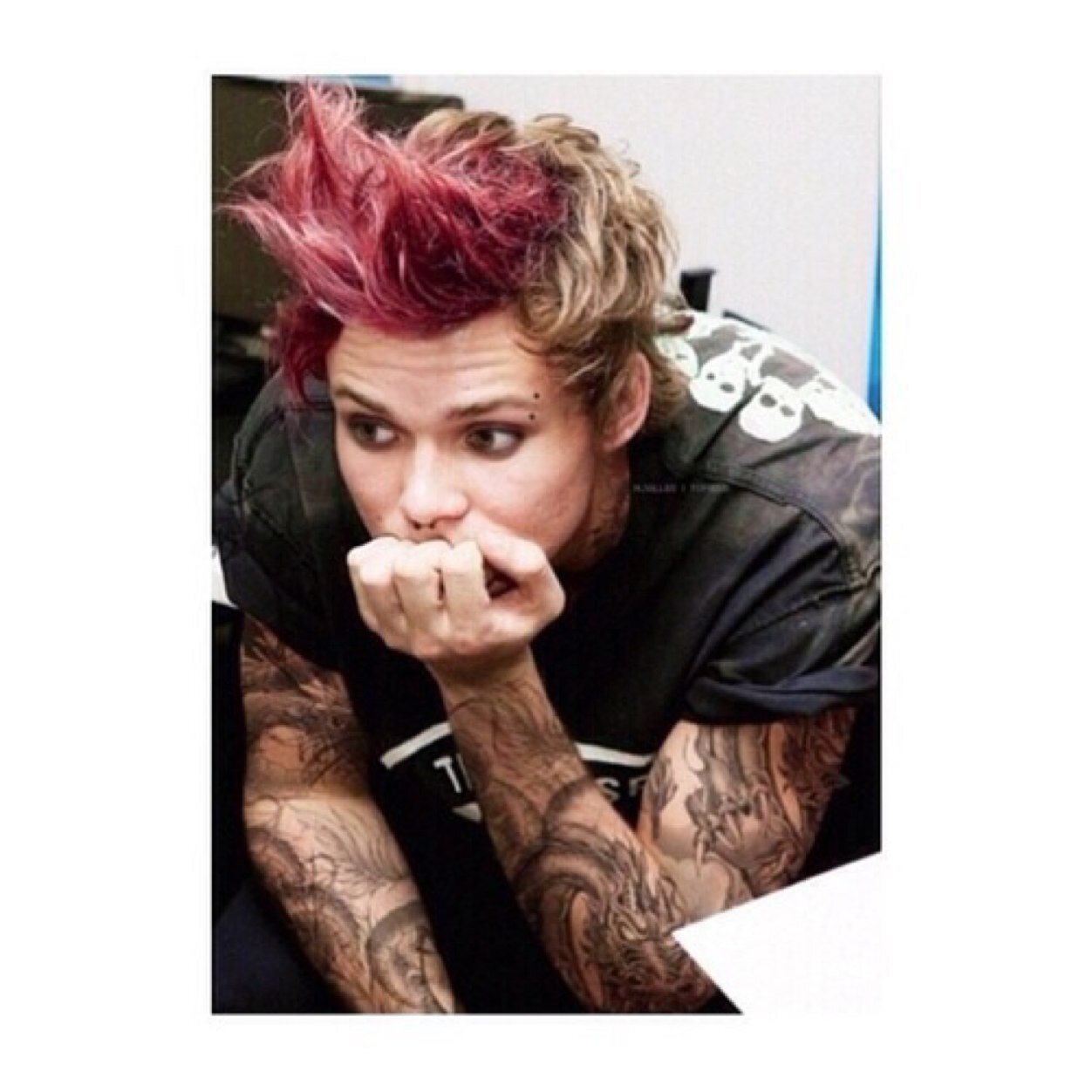 crayonscalum's profile picture. Hello you are beautiful please follow @hoodbucks for this follow and simply ask her for a followback! If you already follow her tysm