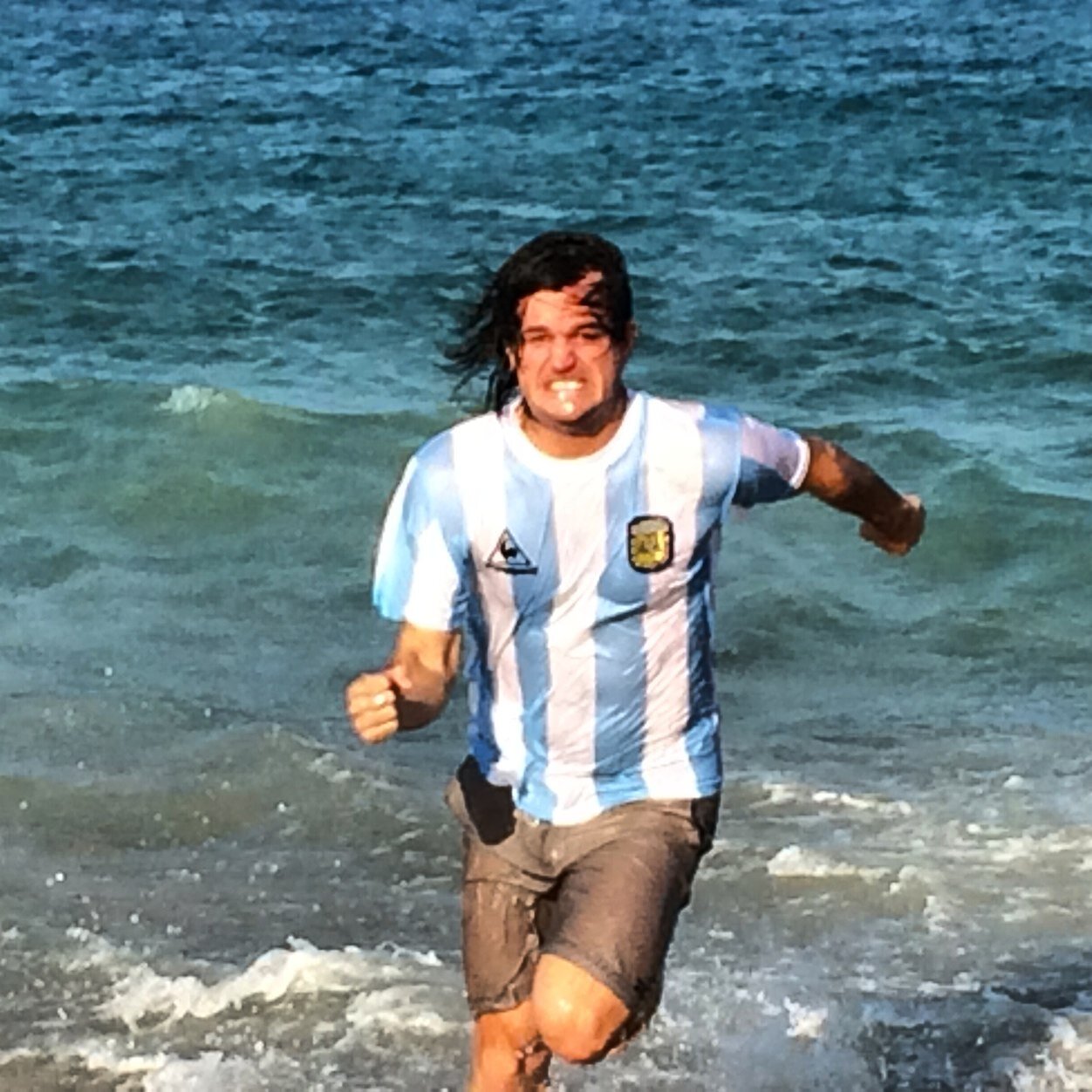 periodista, actor, comediante y musico . Trabaja en Tv, radio, teatro, cine e internet.