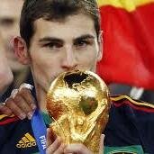 Apoyemos al mejor arquero del mundo IKER CASILLAS, tengan memoria para lo bueno y no lo malo! no busquemos culpables! solo apoyemos a #ESPAÑA ♥ ∞