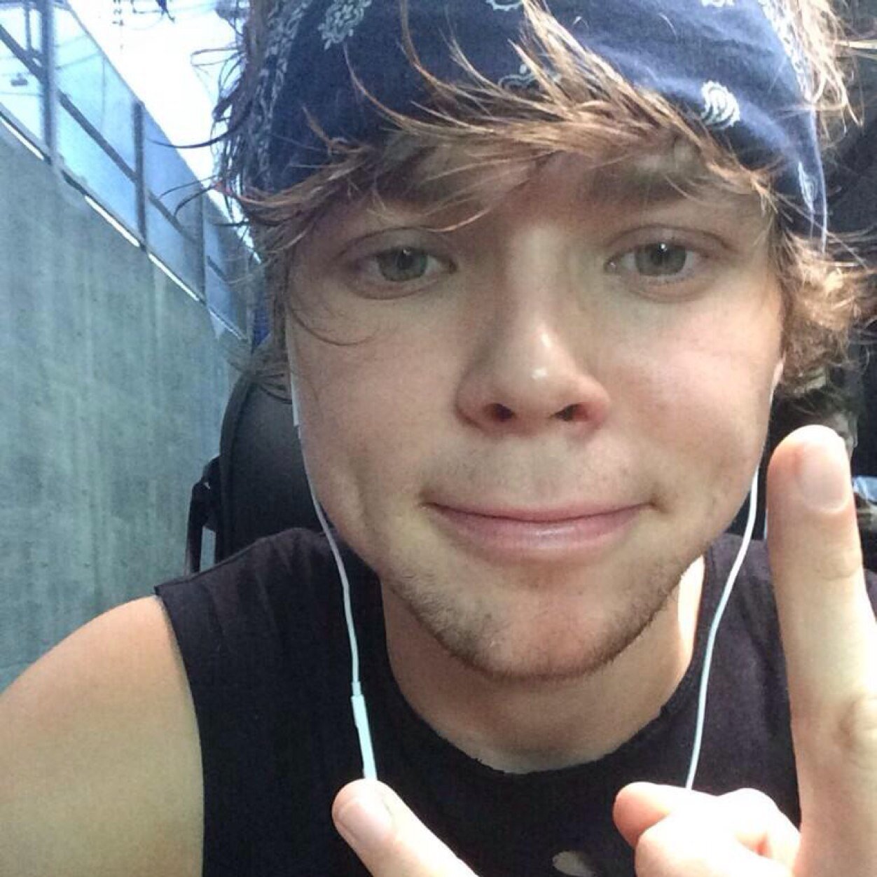 *･✧*･hey if your reading this can you follow @69slrh ? ask for a dm to Luke if you'd like  ✧*･*･