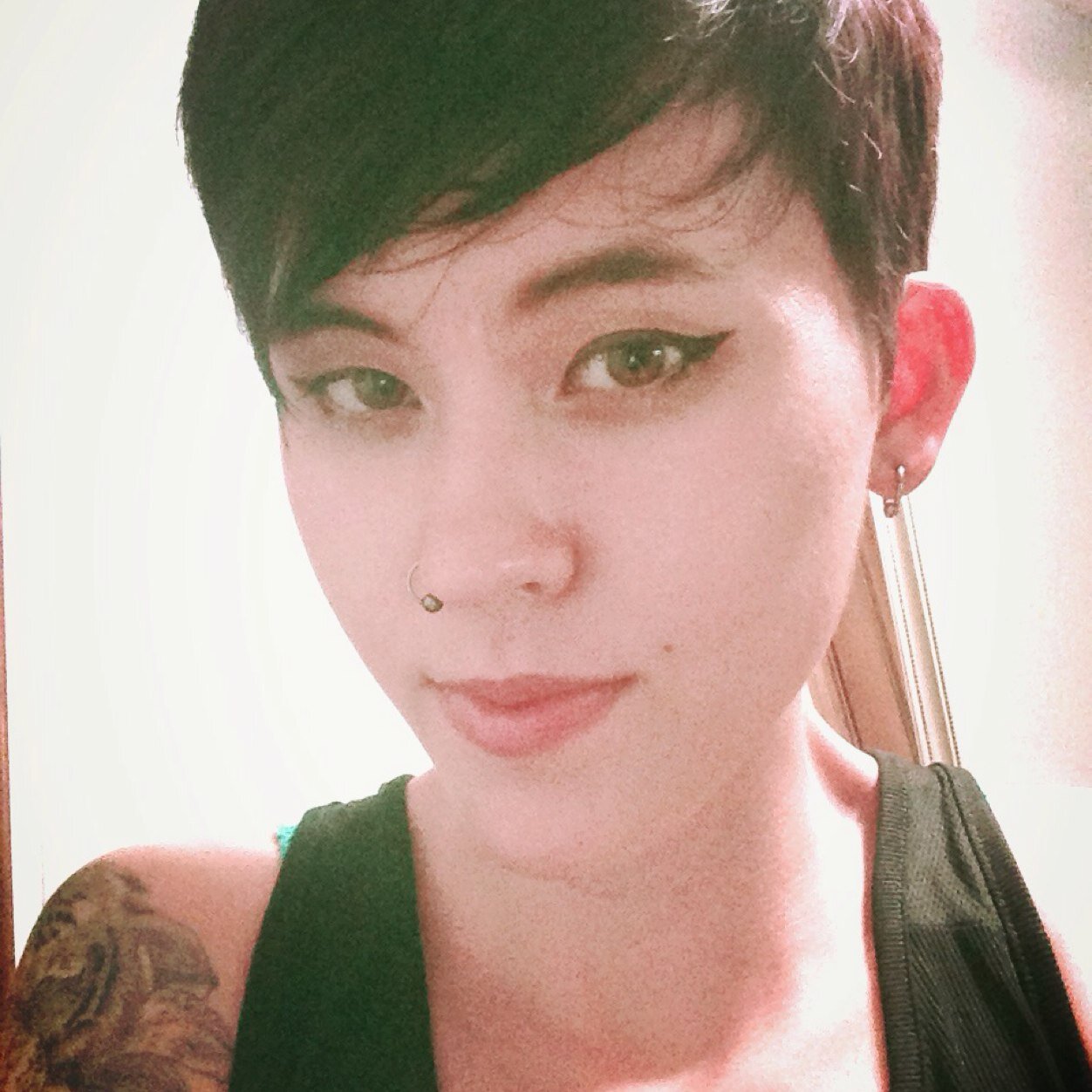 23-yr-old free-spirited, California dreamin', rock n roll freak :) Animal rescue is my life and my love.