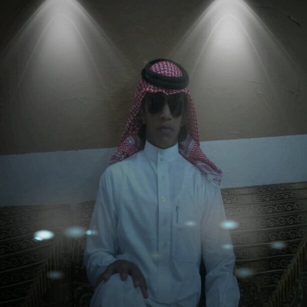 أدري جميله بس ماهي من الحور
من شافها عن القمر مافـرقها ~
ما مسها مكياج .. وأيدين دكتور !
حلـوه كذا من يوم ربي خلقها