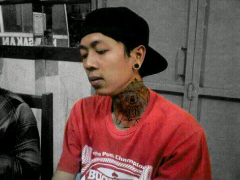 Selalu hidup sederhana dan apa adanya :D