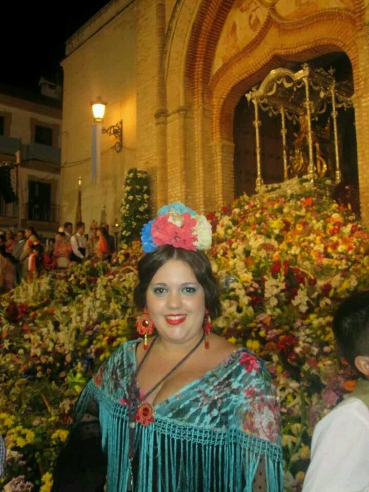 19. Romera, simpatica, amiga de mis amigos,  Bella por patrona.