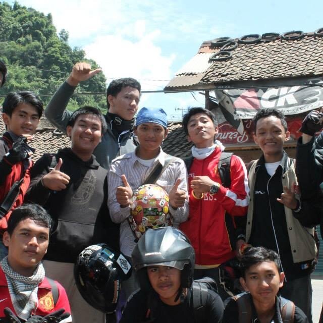 Ingin menjadi lebih baik dalam di dunia ini untuk yang berada di skeliling ku :)   PROGGAMER RPL :)