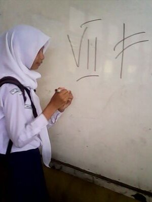 Please dont follow @Zraulia !! syudah terkena auto tweet !! kalian follow aje ye @auliazr45 !! tengss (: