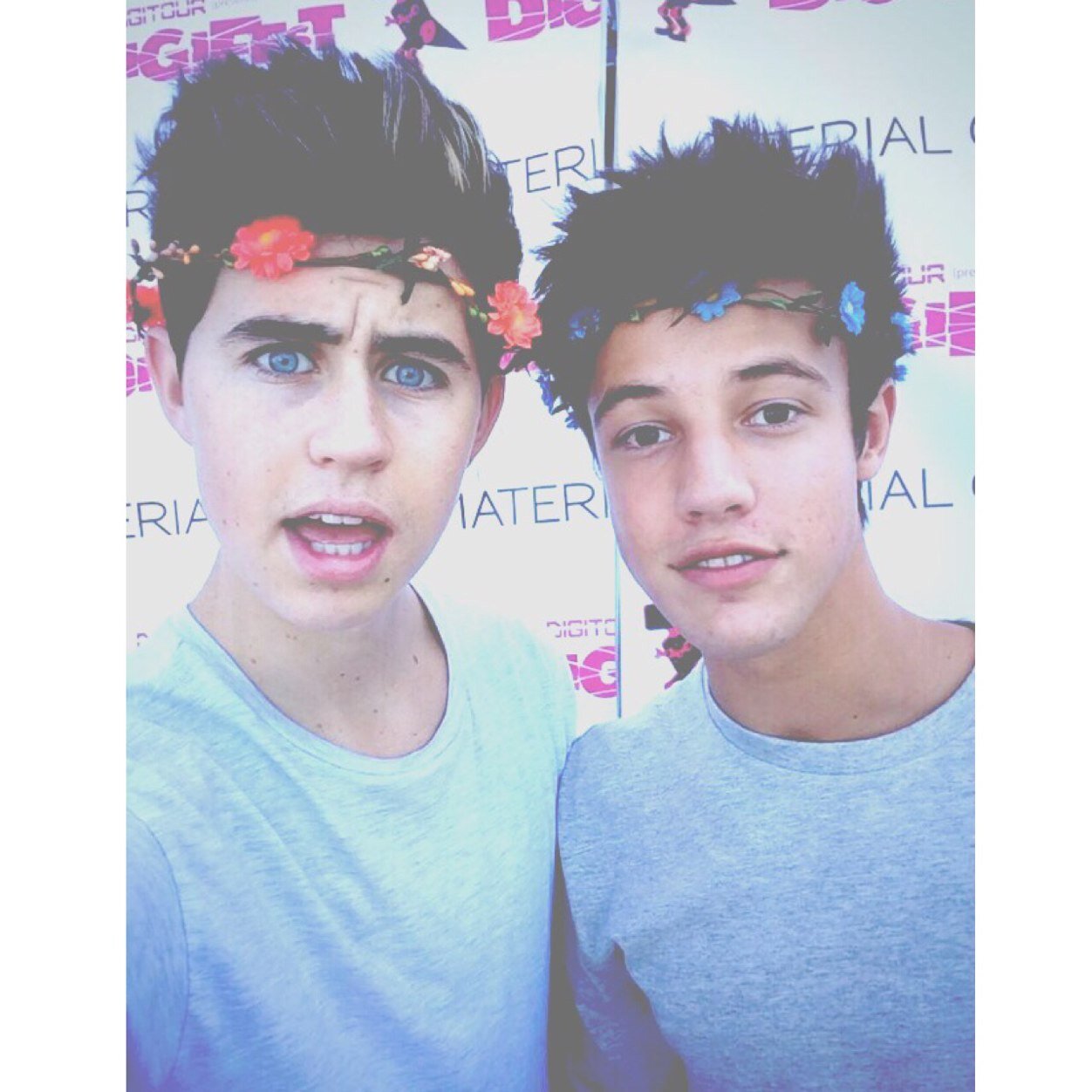 janoemblem's profile picture. PLEASE FOLLOW @FAND0MWH0RE #vote5sos