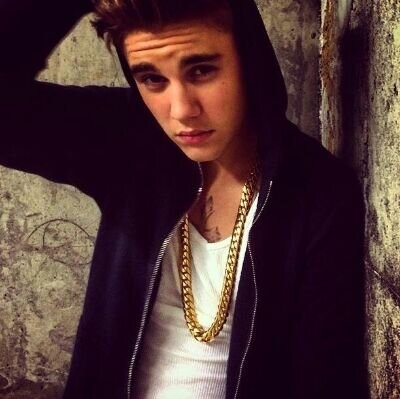 Je suis Belieber depuis 2009. Je porte un amour indescriptible envers mon idole Justin Drew Bieber. Il me donne la force d'avancer. Much love ♥