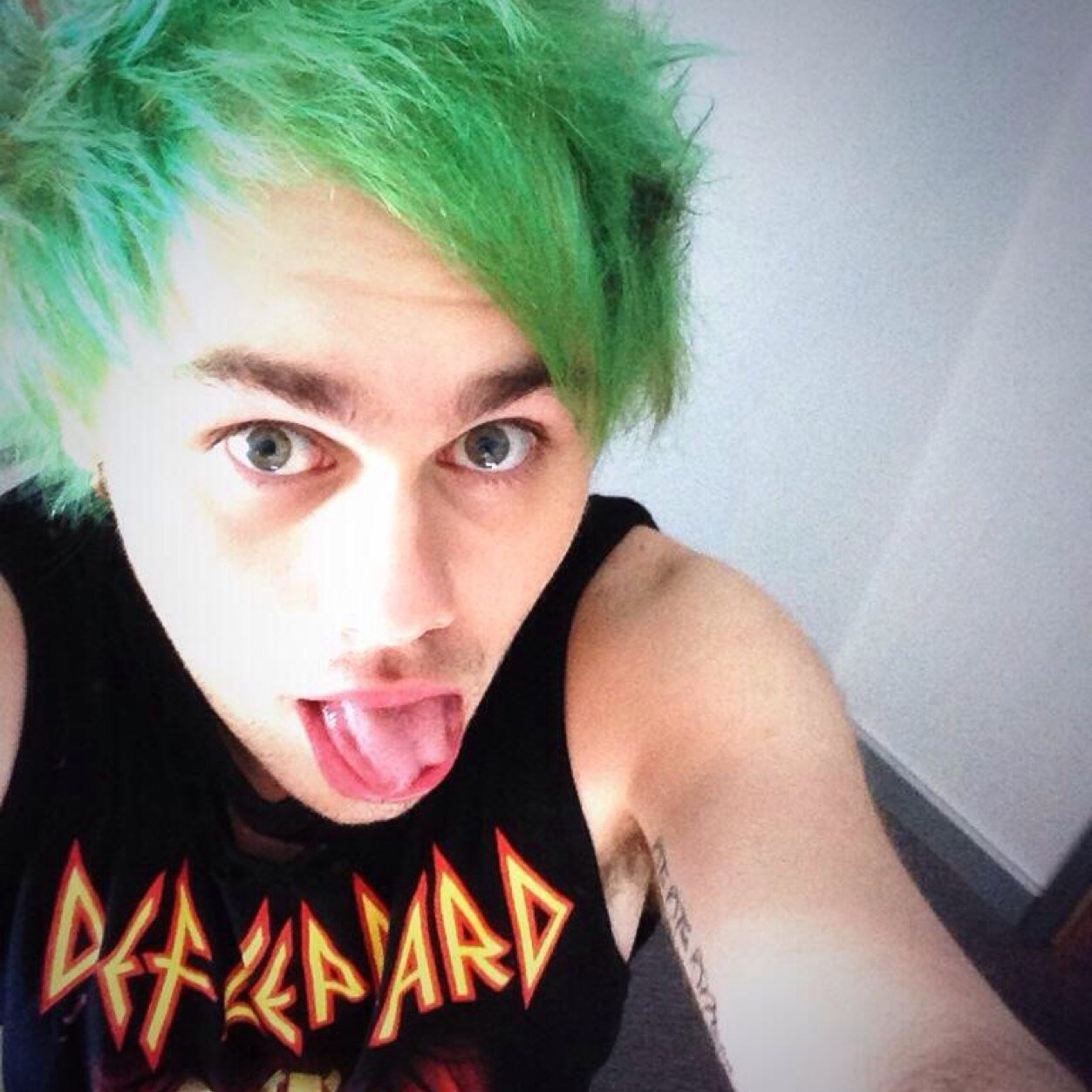 @lewksgurl just gave you a free follow :) have a nice day! don't follow this account pls
