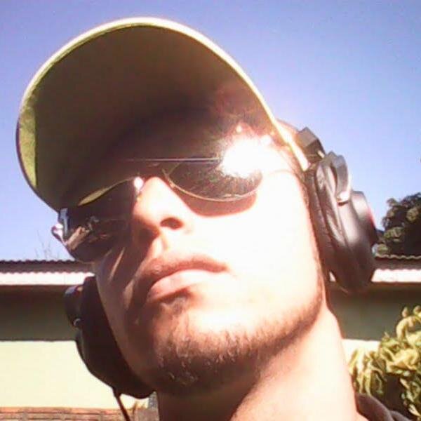 Antes minha sã loucura, do que essa pseudo lucidez desse mundo hipócrita.