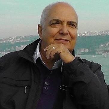 Bursa doğumlu,Darüşafaka'da ve Bursa Erkek Lisesinde okudu. ODTÜ Idari ilimler fakültesi Işletme Bölümü 1975 mezunu.