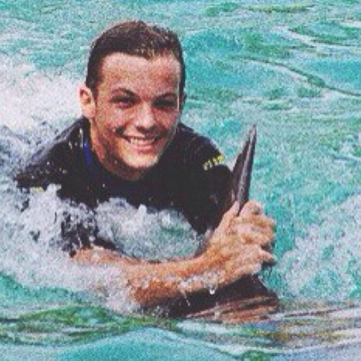 Would you kindly follow @loufuku love , it would mean a ton ! (: have a good one :)