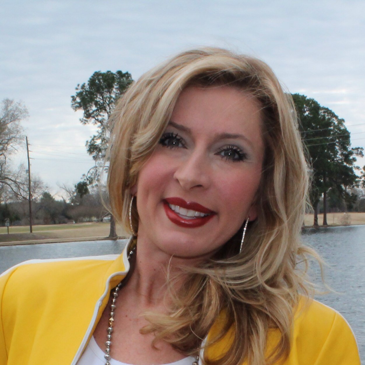 janelstyle's profile picture. 