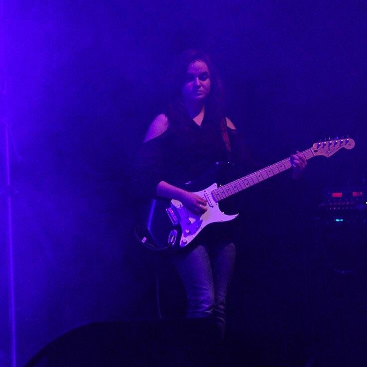 la mia vita è la musica, amo la musica come amo la mia chitarra...