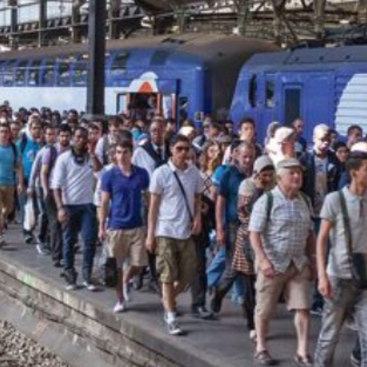 Usager de la gare Saint Lazare. Chaque jour j'en ai un peu plus marre de ce souk. Quand c'est pas les greves, c'est les rails cassés ou les feuilles mortes...