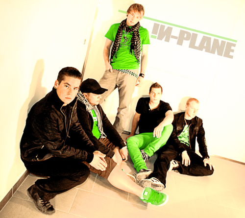INPLANE's profile picture. Rifflastige Gitarren. Druckvolle Bässe. Satte Drums. Eine Stimme, die den Songs mit deutschem Gesang eine unverwechselbare Note verpasst. !N-PLANE.