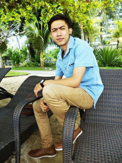 Teman itu apa? -seribu orang di sekitar kamu di saat senang, Pacar itu apa? -satu orang di sisi kamu yg membuatmu lupa seribu orang