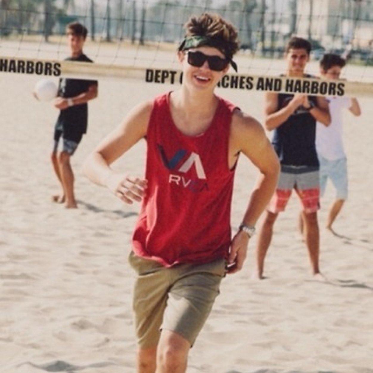 FOLLOW @MORTALMENDES THIS IS A FREE FOLLOW
