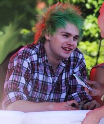 THIS IT'S A FREE FOLLOW FROM @hoodfeathemmo SO GO FOLLOW HER IF YOU REALLY LOVE 5SOS!!!