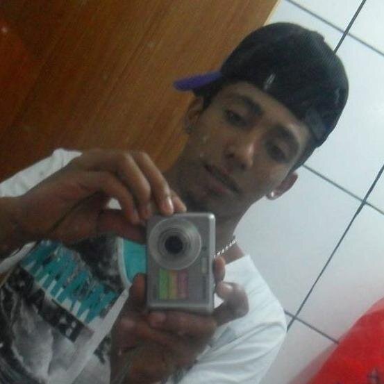 As Vezes construímos sonhos em cima de grandes pessoas.O tempo passa. e descobrimos que grandes mesmo eram os sonhos e as pessoas pequenas D+ para tornarem