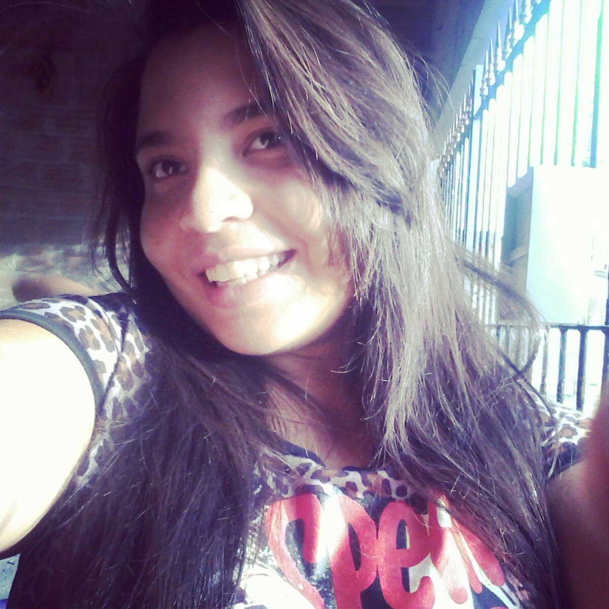Makes the sadness confetti, plays the air and let the wind carry ...  Cah  ♥  amizades ♥ http://t.co/eoZCL93gPO