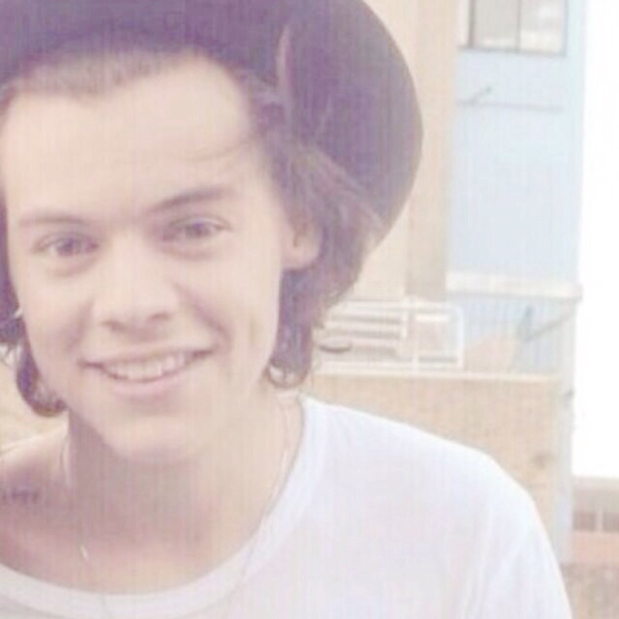 free follow so go follow @hxrrylife she follows back:-) x