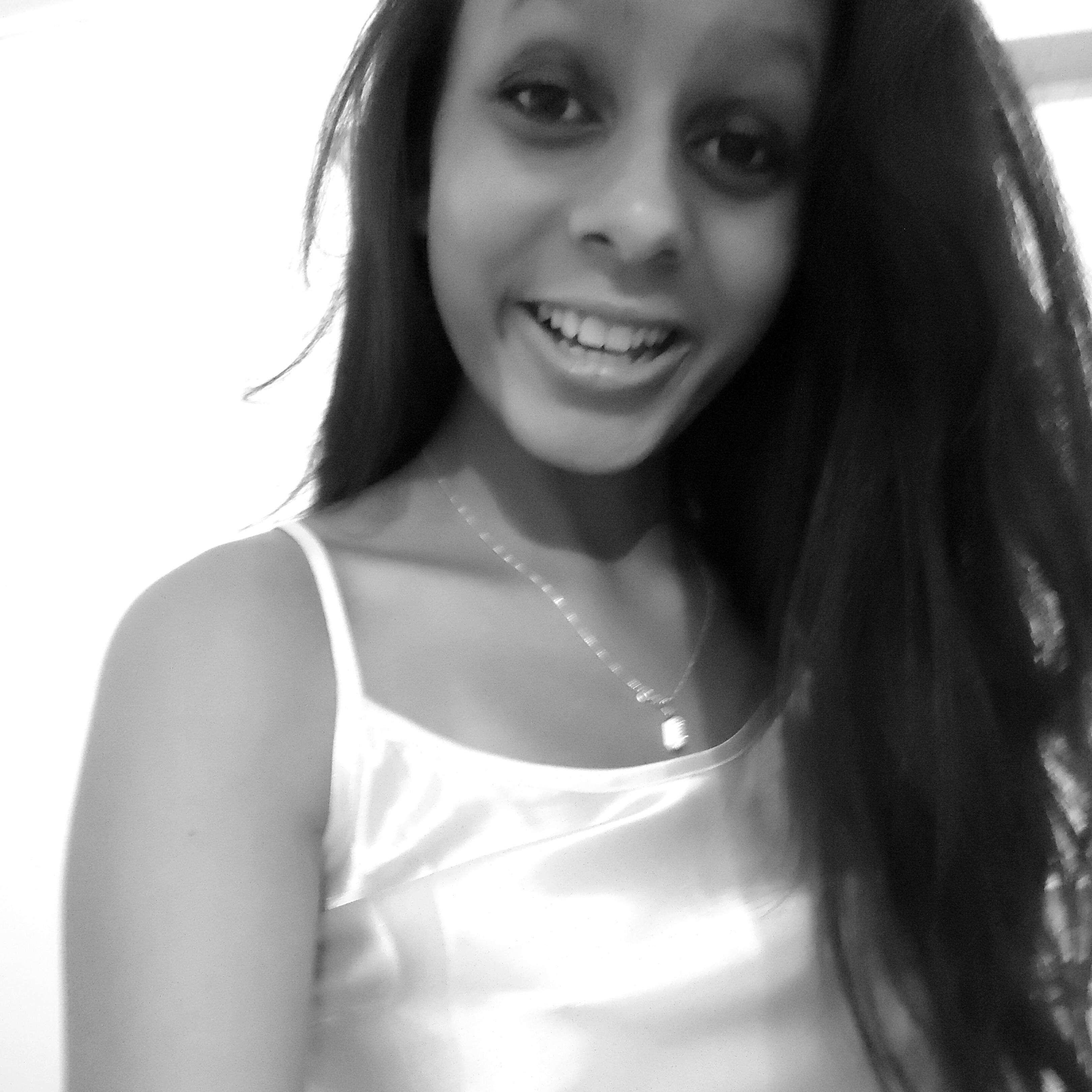 http://t.co/IR3oYrYOZm
Eu sorrio bonito e deixo os outros querendo sαber o segredo que me fαz feliz;