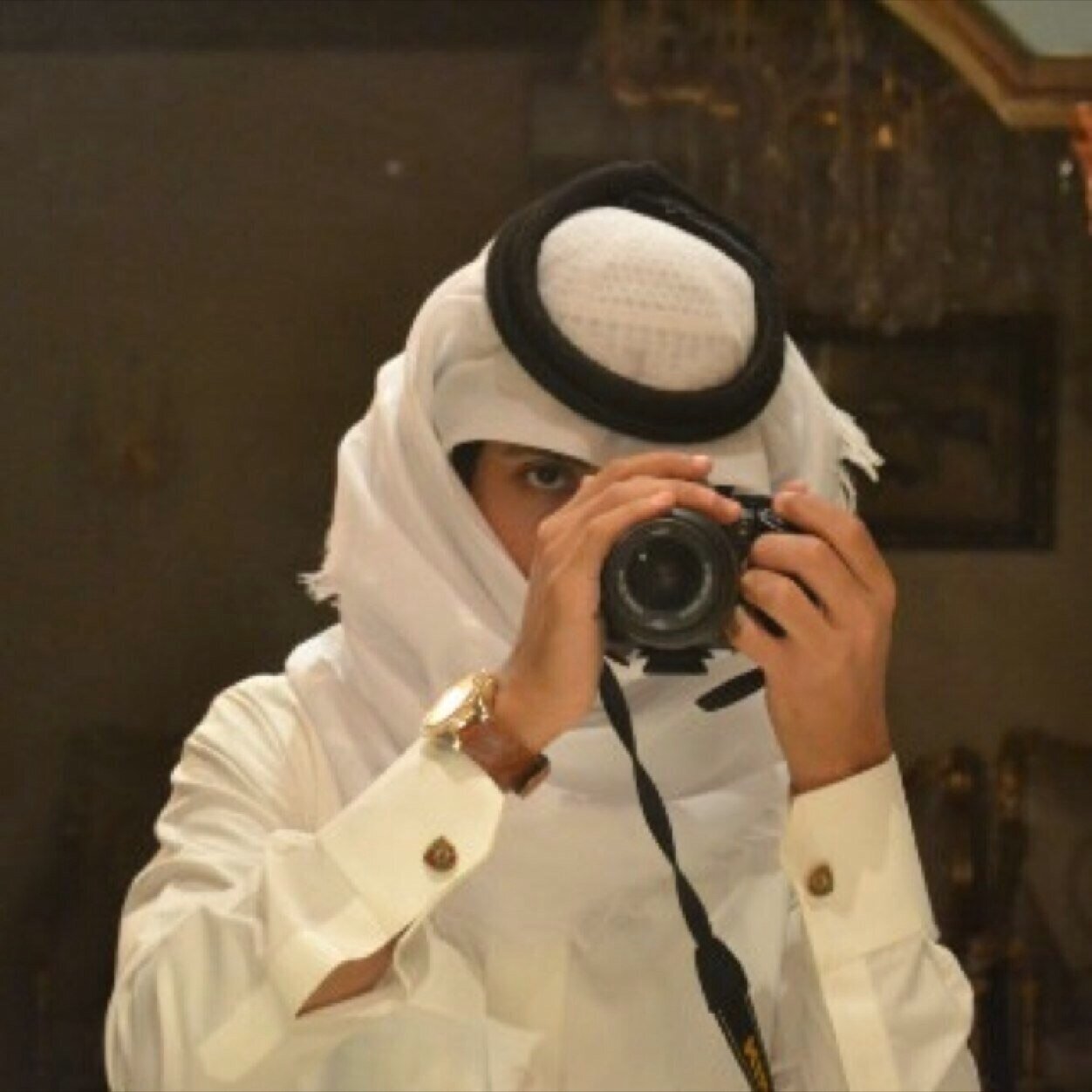 اللـي يبـى قربــك وشـاري وصالـك إحفظ وصاله وإشتر القـرب بالقـرب واللـي يفلّــت مـن حبالــه حبـالـك خلك عليه أبعد من الشرق لـ الغـرب !!