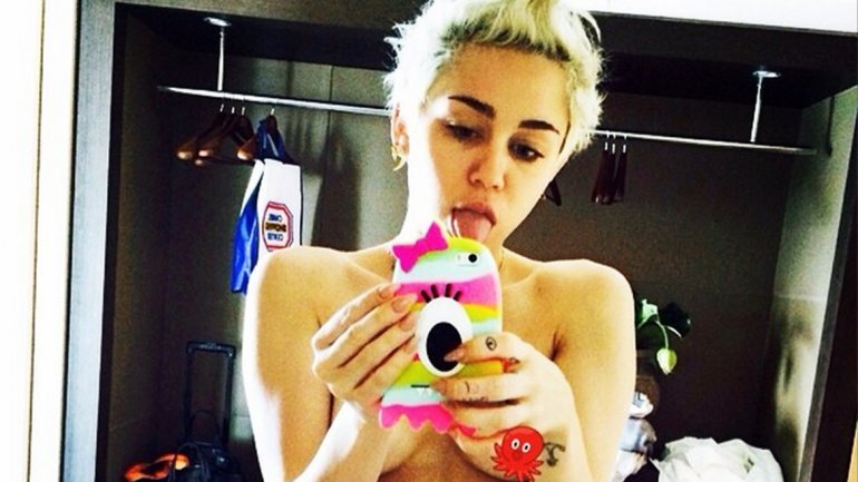 #MileyForMMVA