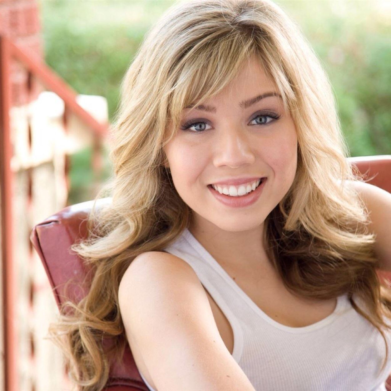 Life is indeed a teacher. Must be a good student to survive. I love @jennettemccurdy. And i will follow any arianator lol.