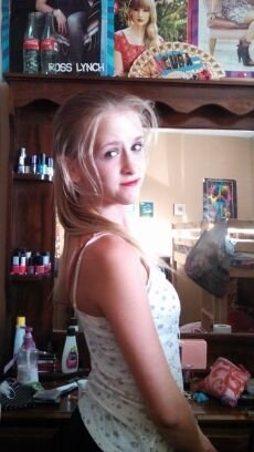 Heey! Im 13 and i have been trying to become a model so if you know anyone just give me their number!