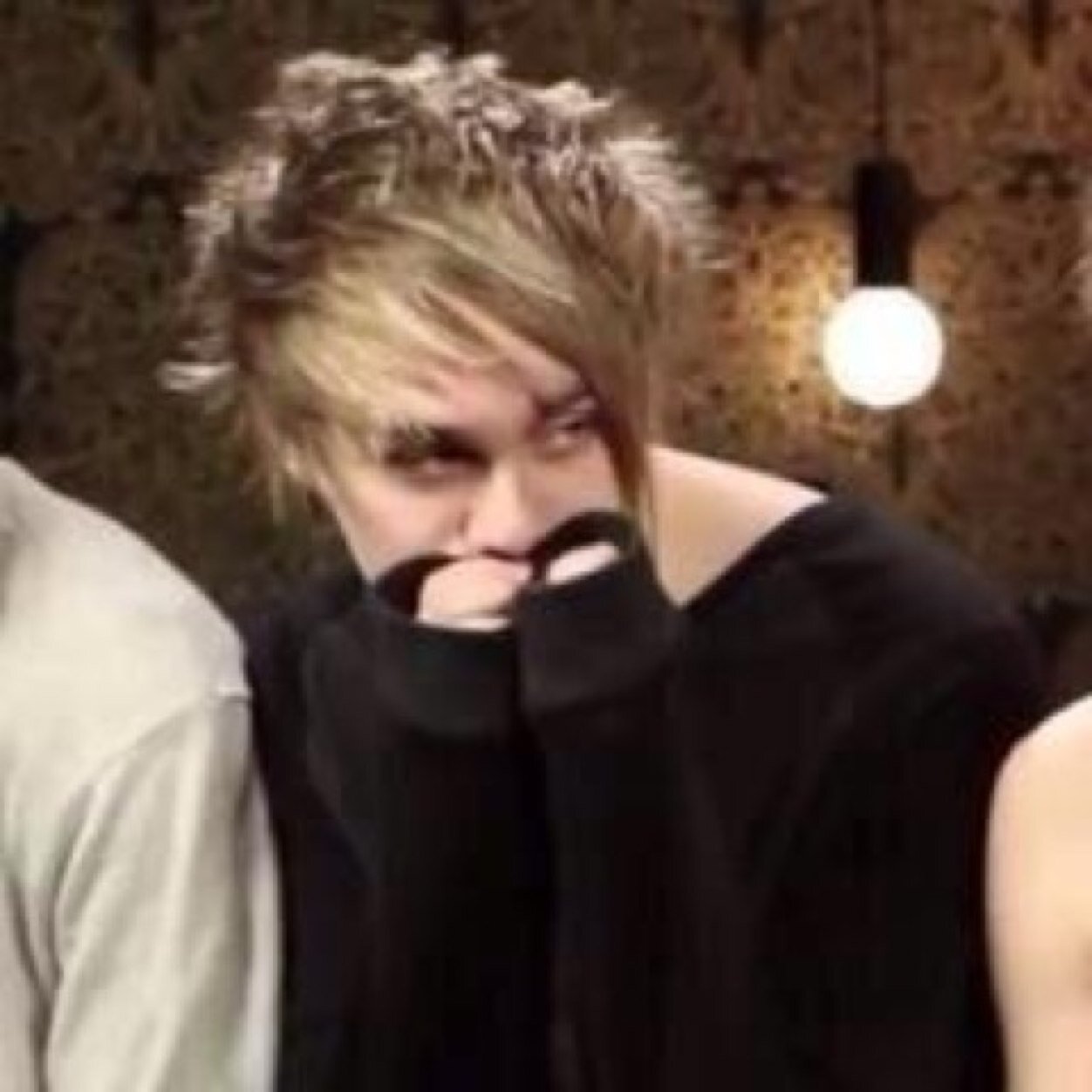 I am in LOVE with 5SOS!!!!!!!! MY ONLY DREAM IS FOR THEM TO FOLLOW ME!!!!!!! If you see this plz tweet me a picture of Michael Clifford or Calum Hood!!!!!!