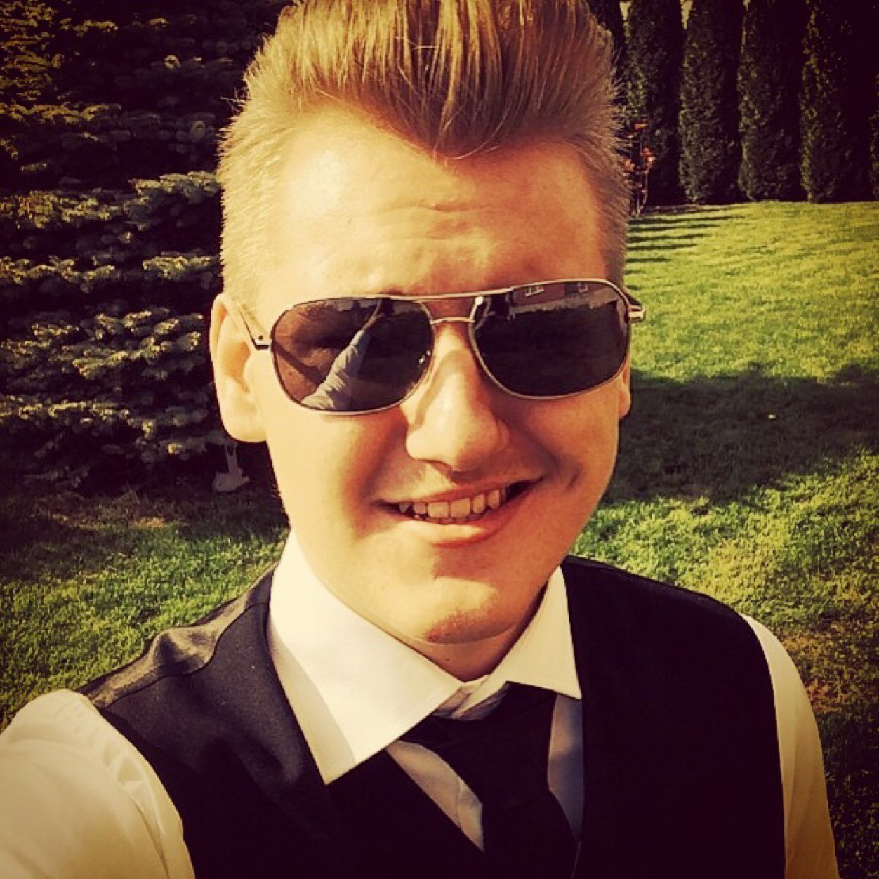 14 year old boy. Swedish boy. Gamer, floorboll player and funny guy. Singel.